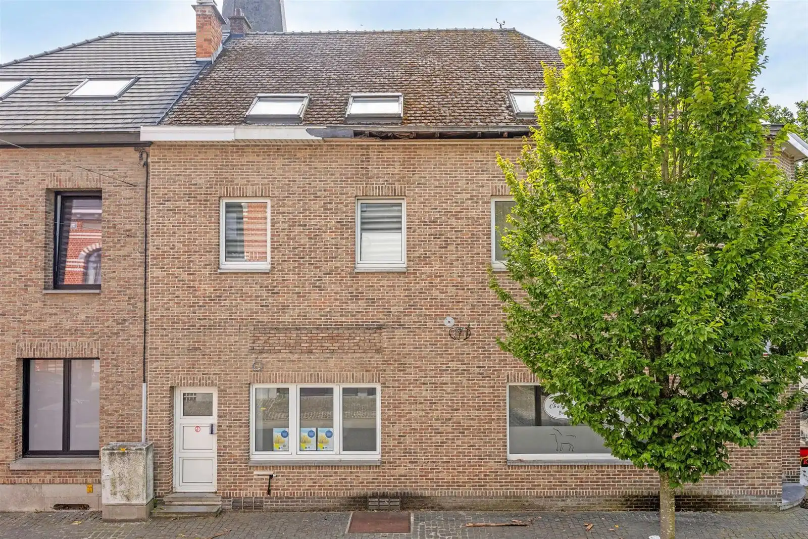 Kantoorruimte TE KOOP in het centrum van Lennik foto {{pictureIndex}}