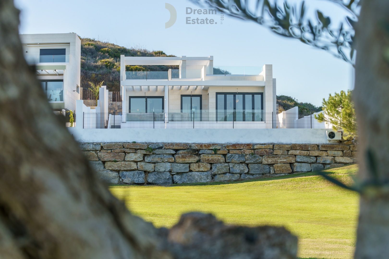 Nieuwbouwwoningen (nog slechts 2) tegenover de golf met zicht naar zee te Mijas. foto 5