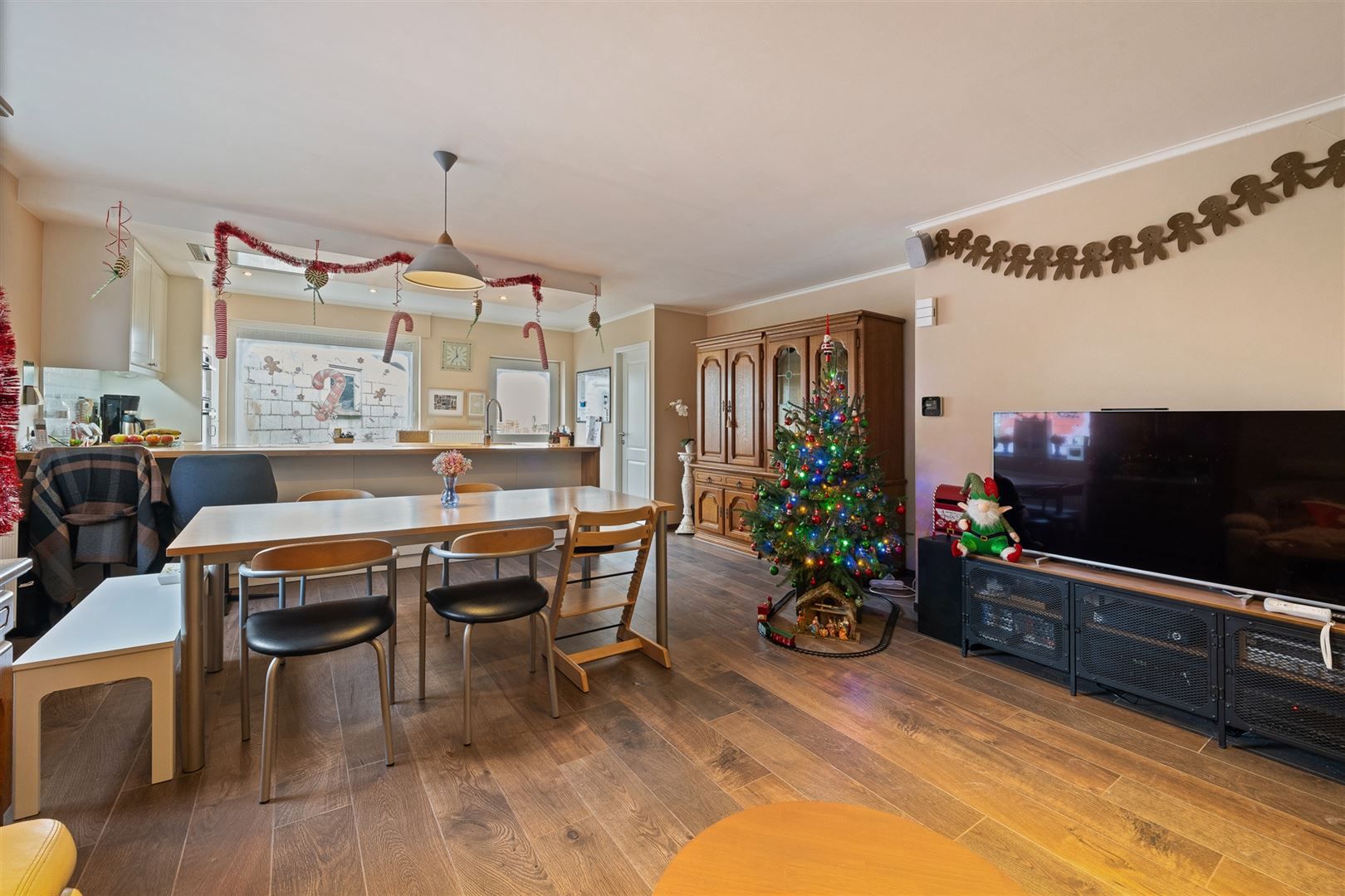 Halfopen bebouwing met garage foto 8