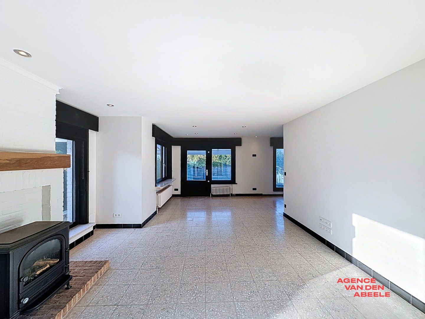 Ruime alleenstaande villa met grote tuin en veranda foto 5