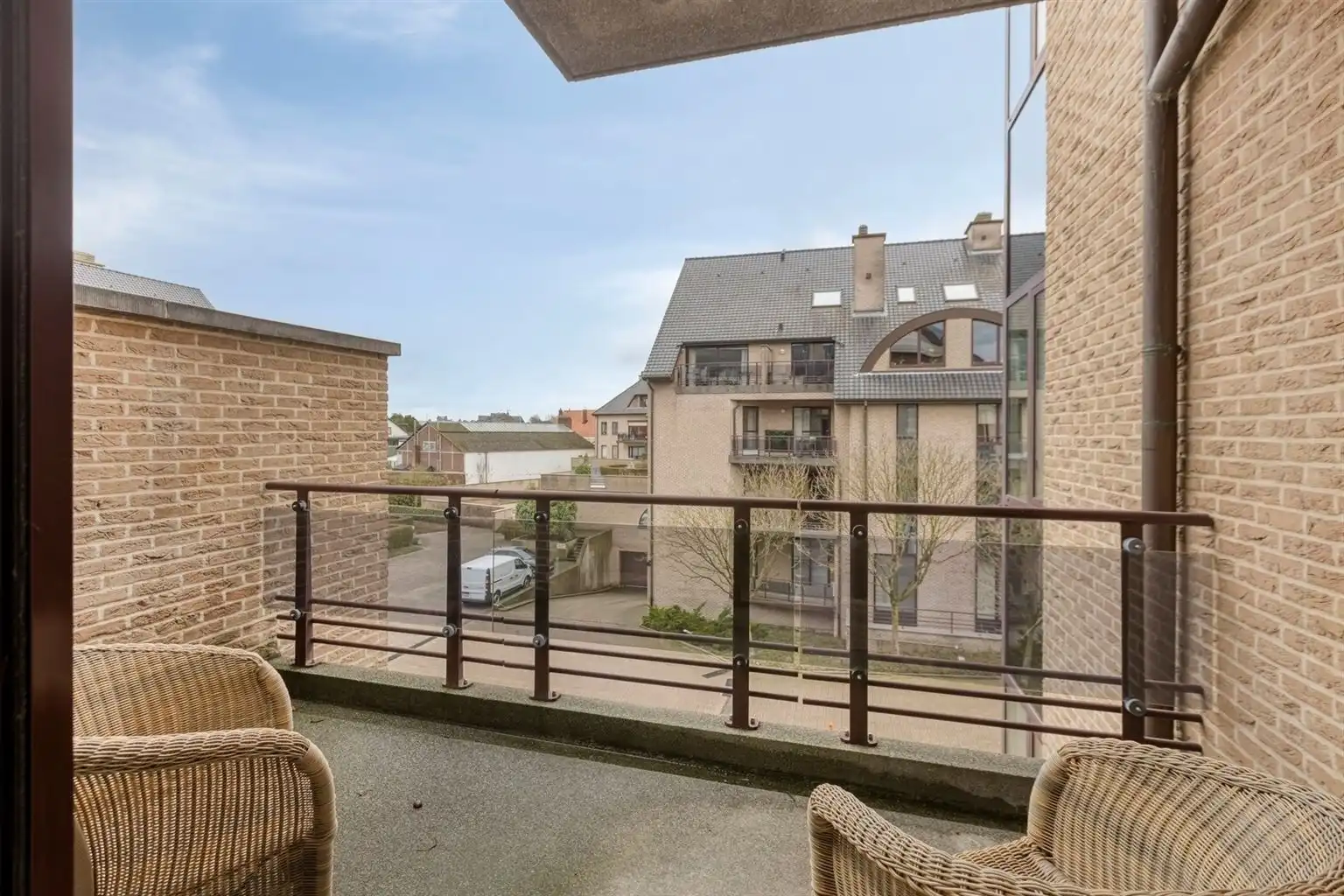 Prachtig, uitzonderlijk ruim appartement met 2 slaapkamers, 2 terrassen en inpandige garagebox, gelegen nabij het centrum van Maaseik. foto 11