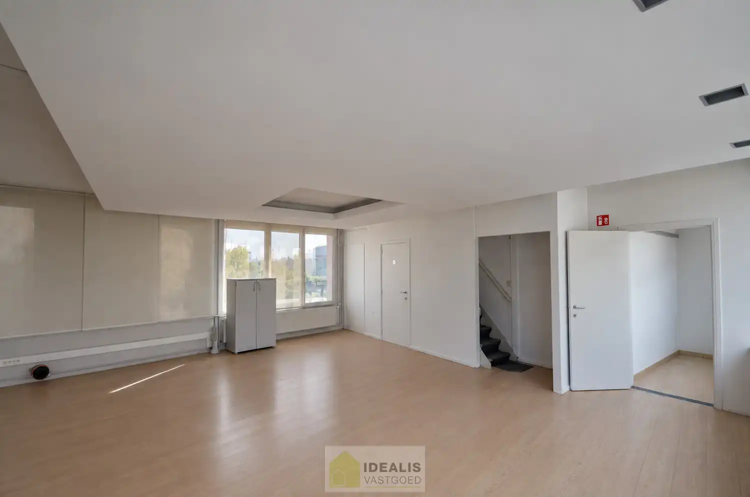 IDEALIS VASTGOED - HANDELSRUIMTE OP EEN ZEER GUNSTIGE COMMERCIËLE ZICHTLOCATIE IN HET CENTRUM VAN BERINGEN! Deze handelsruimte van + - 158m² is gelegen langs de Scheigoorstraat  in het centrum van Beringen waardoor het een toplocatie is. Bovendien is er ruim voldoende privatieve parkeergelegenheid voor de handelsruimte. Gemakkelijk te bereiken te voet, per auto én openbaar vervoer en gelegen op een absolute zichtlocatie! foto 6