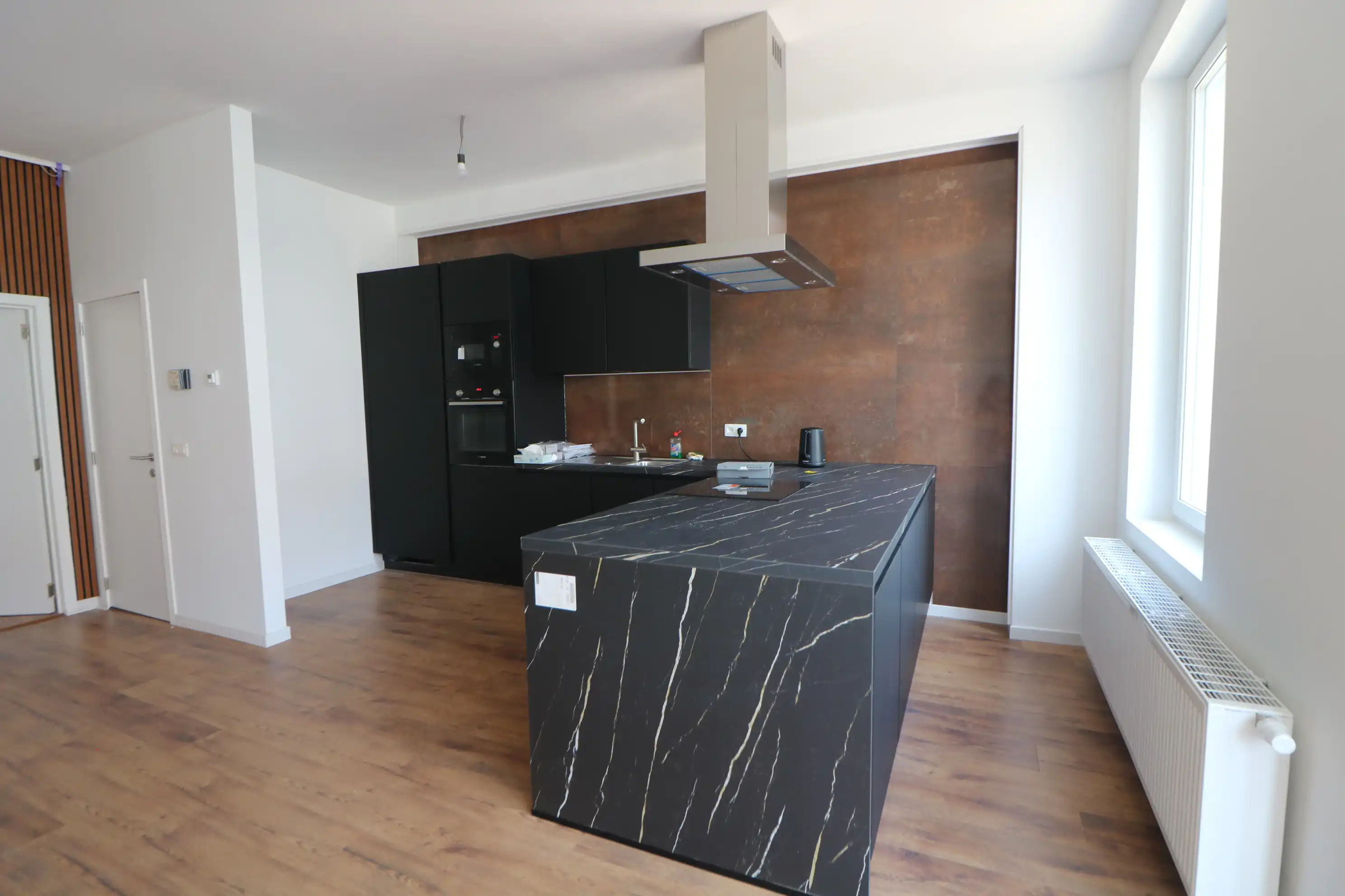 Zeer ruim, volledig gerenoveerd duplexappartement (128m²) met 3 slaapkamers en 2 badkamers. foto 2
