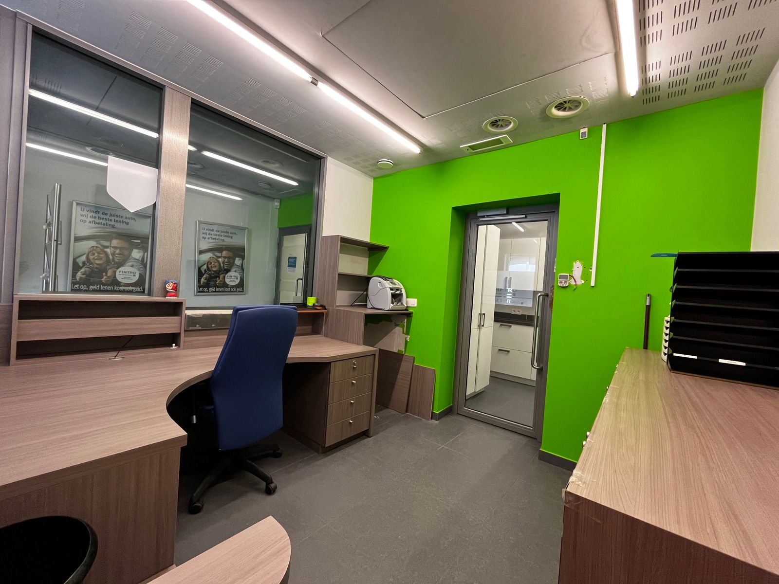 Gelijkvloers handelspand met keuken - terras + parking nabij foto {{pictureIndex}}