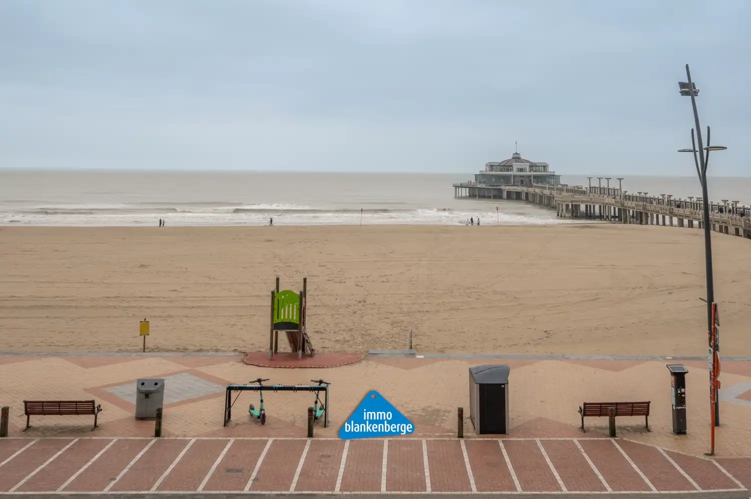 Appartement te koop op topligging aan de Zeedijk met prachtig zicht op de Pier van Blankenberge foto {{pictureIndex}}