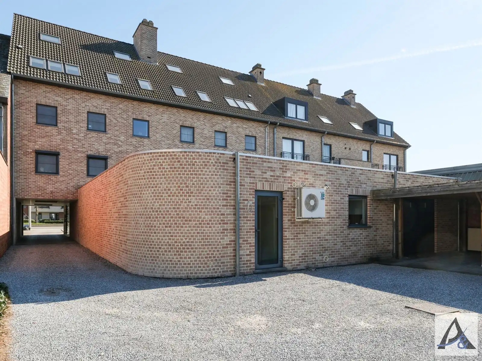 Ruim duplex appartement met terras en 3 slaapkamers in Diepenbeek. foto 23