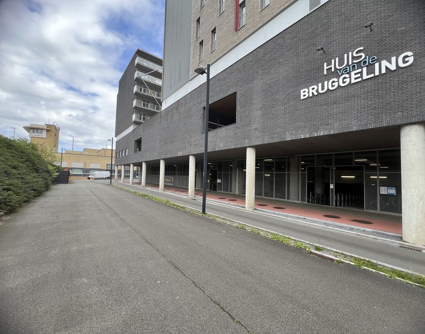 Overdekte autostaanplaats aan station Brugge foto 8