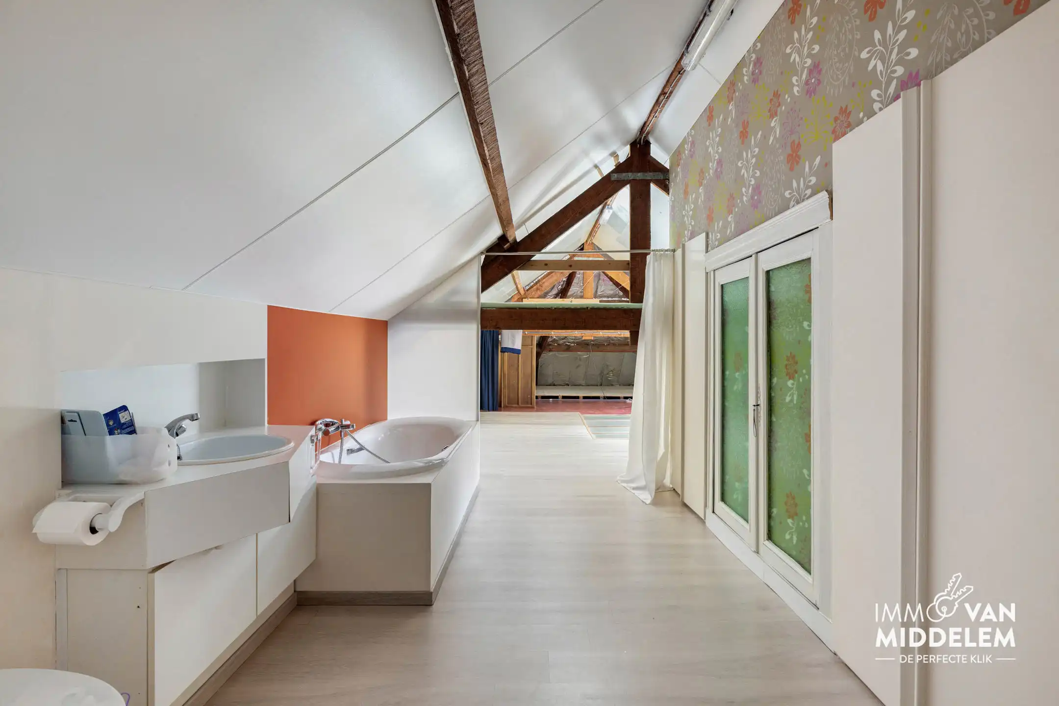RUIME BUNGALOW MET 4 SLAAPKAMERS, GARAGE EN TUIN foto 18