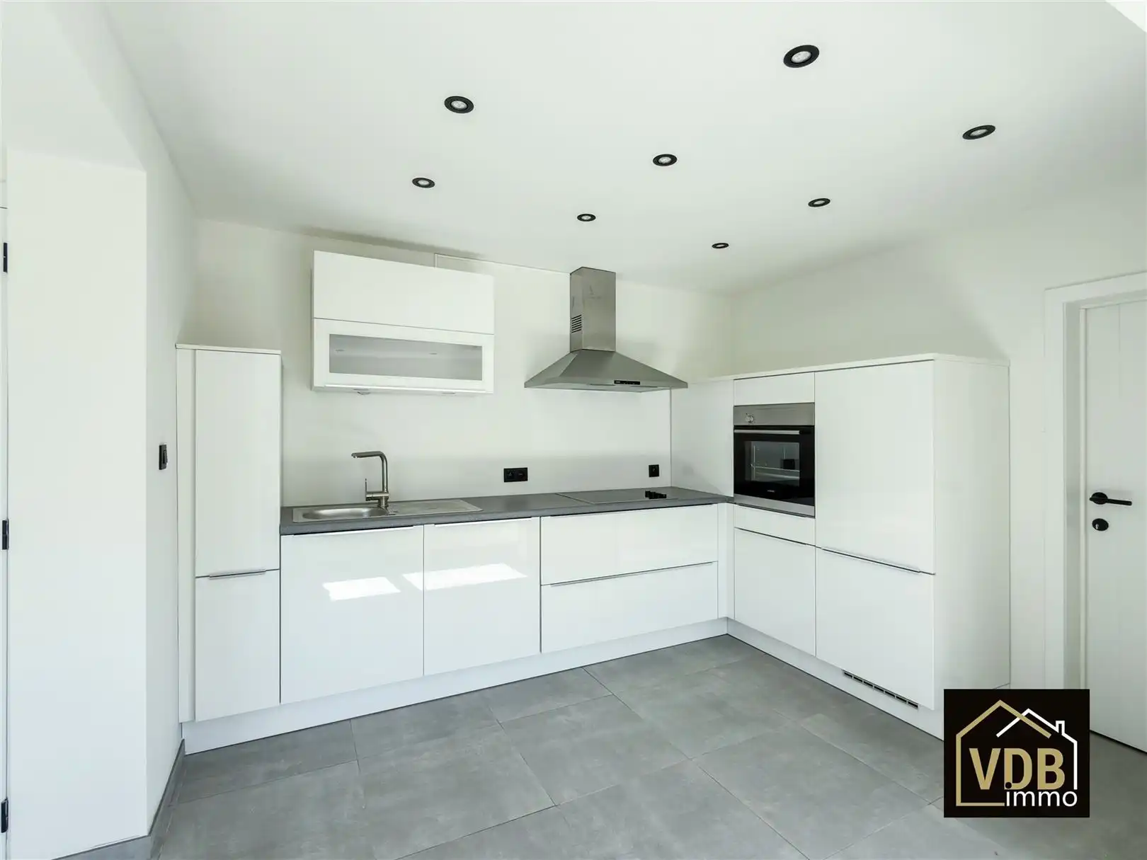 HALF OPEN BEBOUWING MET 4 SLAAPKAMERS EN GROTE GARAGE foto 8