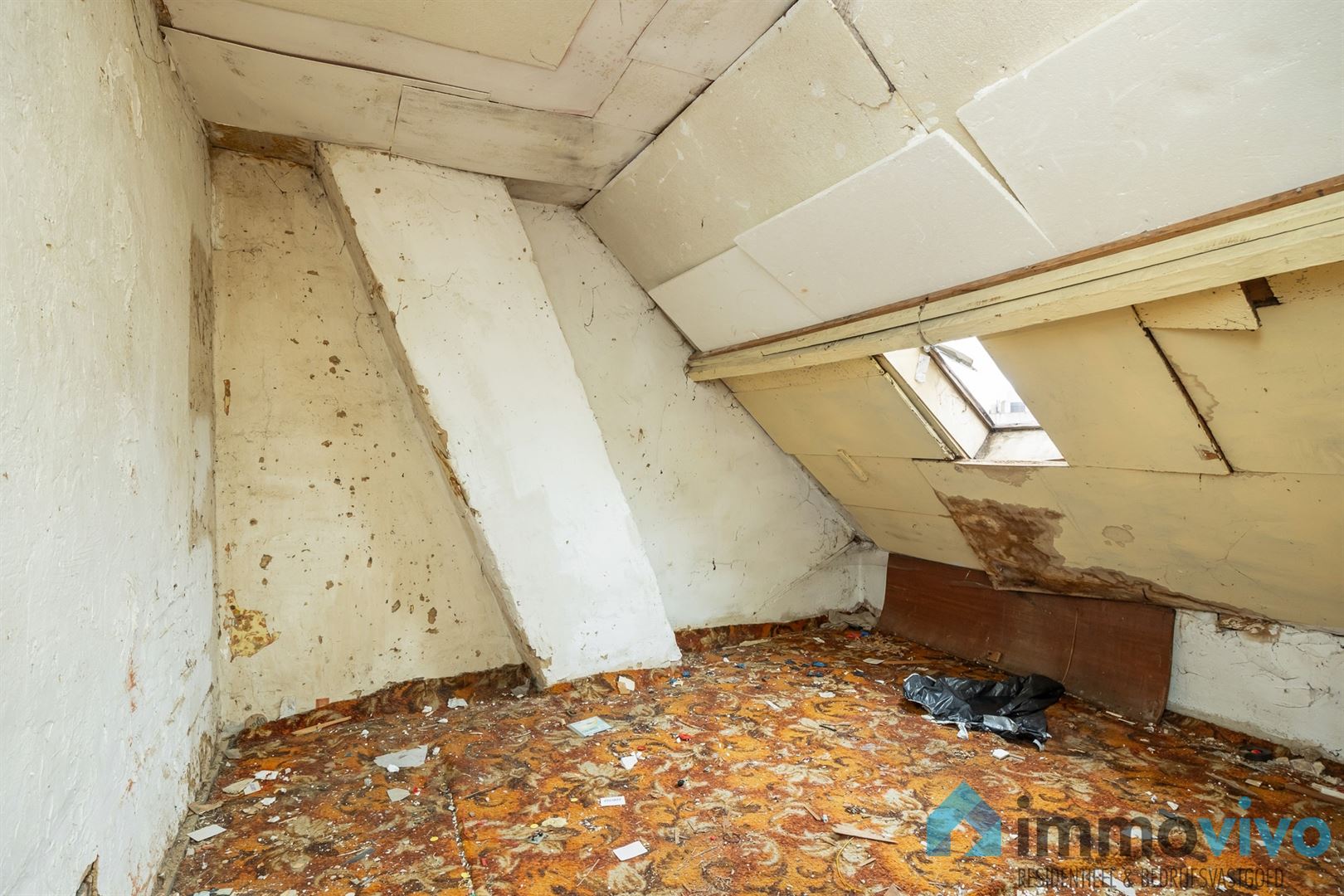 Ruime te renoveren gezinswoning met 4 slpk's en tuin foto 25