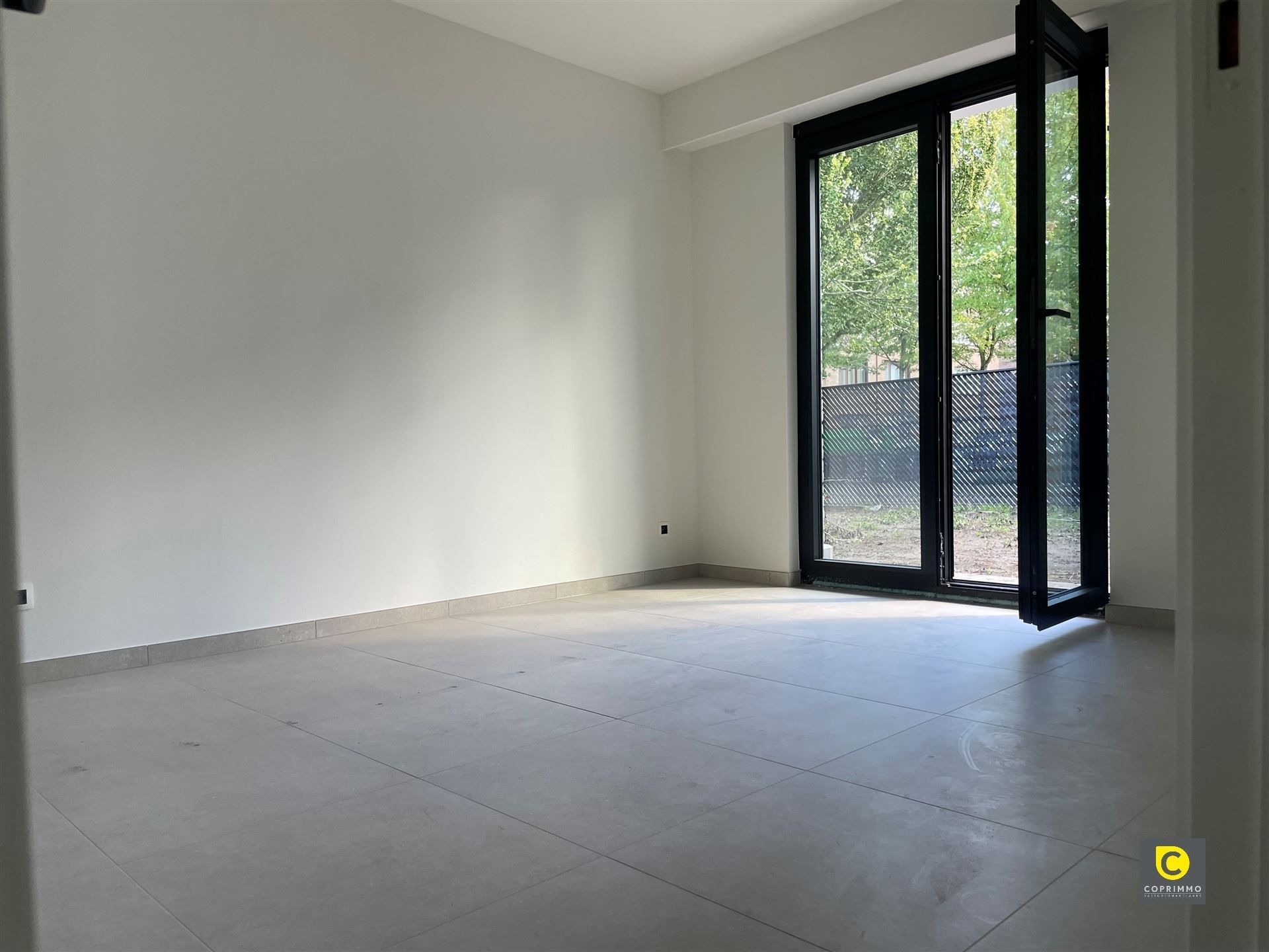 Gelijkvloers app. 2 slk, tuin en P  foto 7