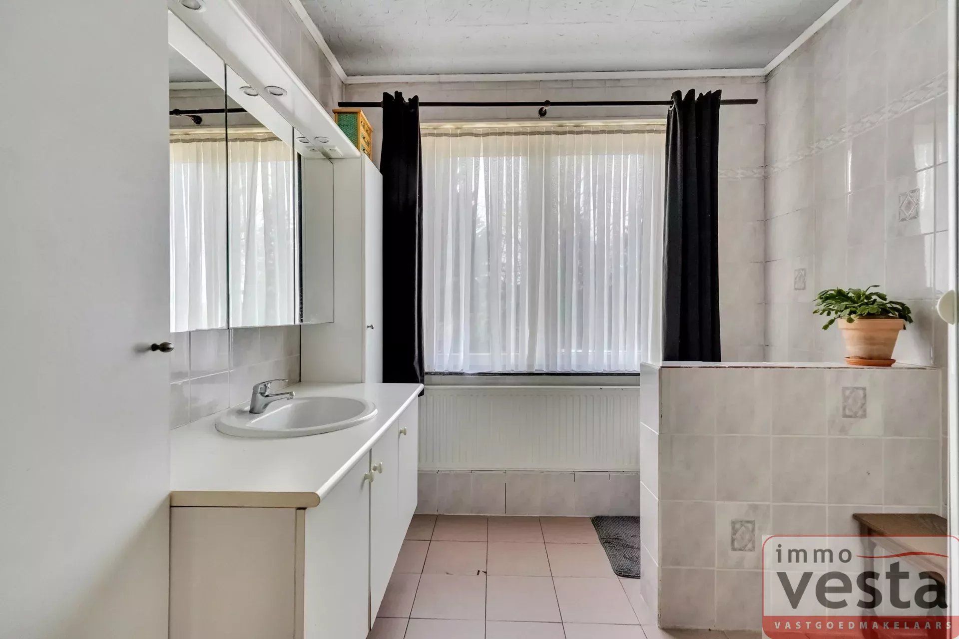 Ruime, op te knappen woning aan de stadsrand foto 13