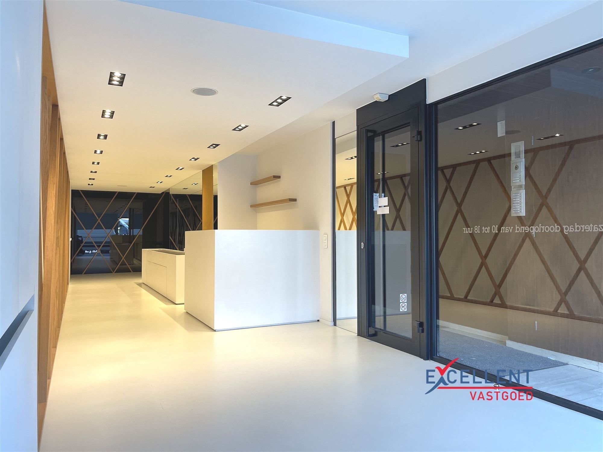 Handelsruimte te huur op de Markt van Deinze foto 2