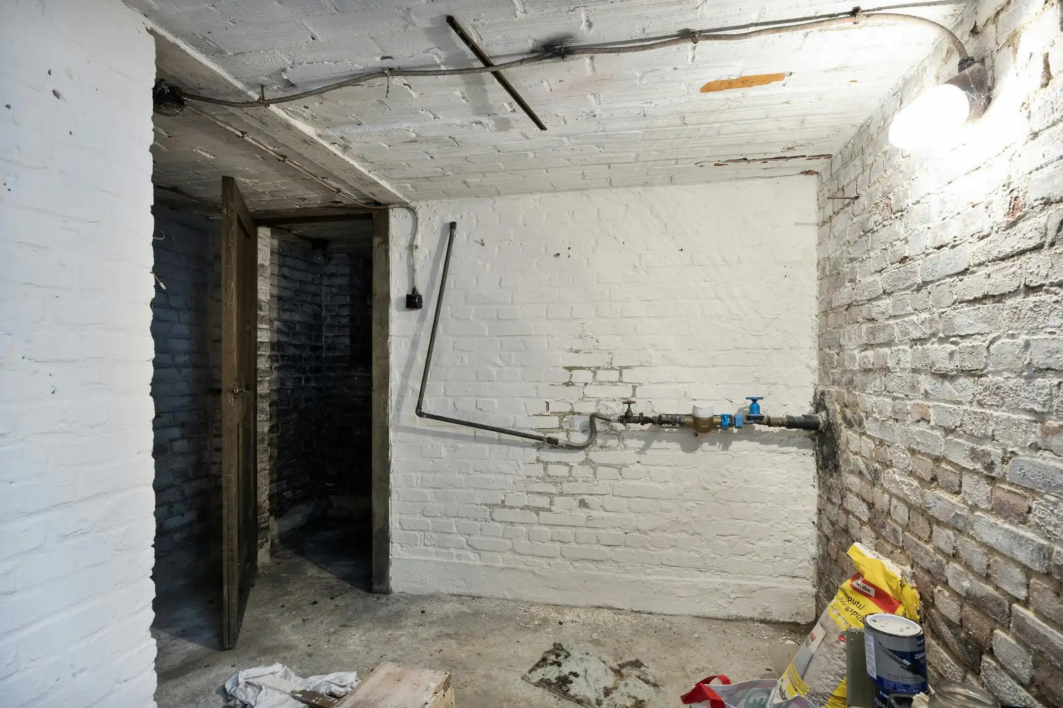 Te renoveren woning met zonnige tuin in Genk foto 23