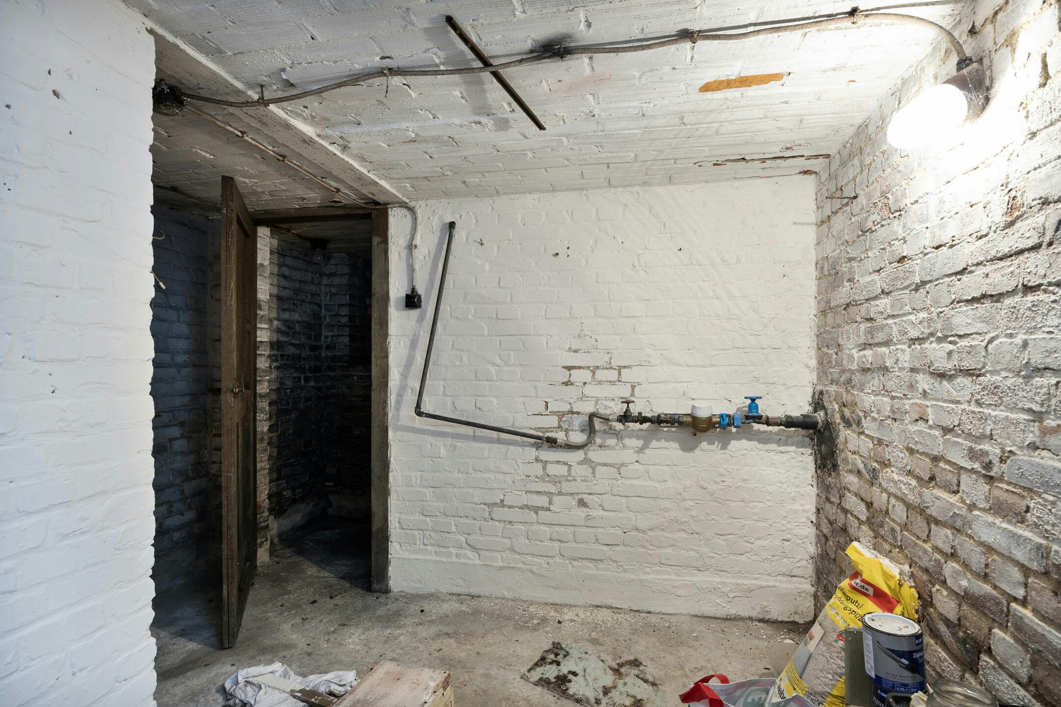 Te renoveren woning met zonnige tuin in Genk foto 23