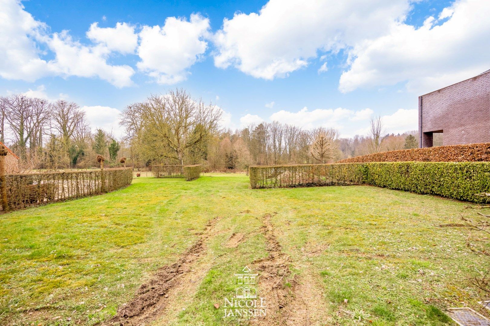 Zeer mooi en ruim perceel foto 4