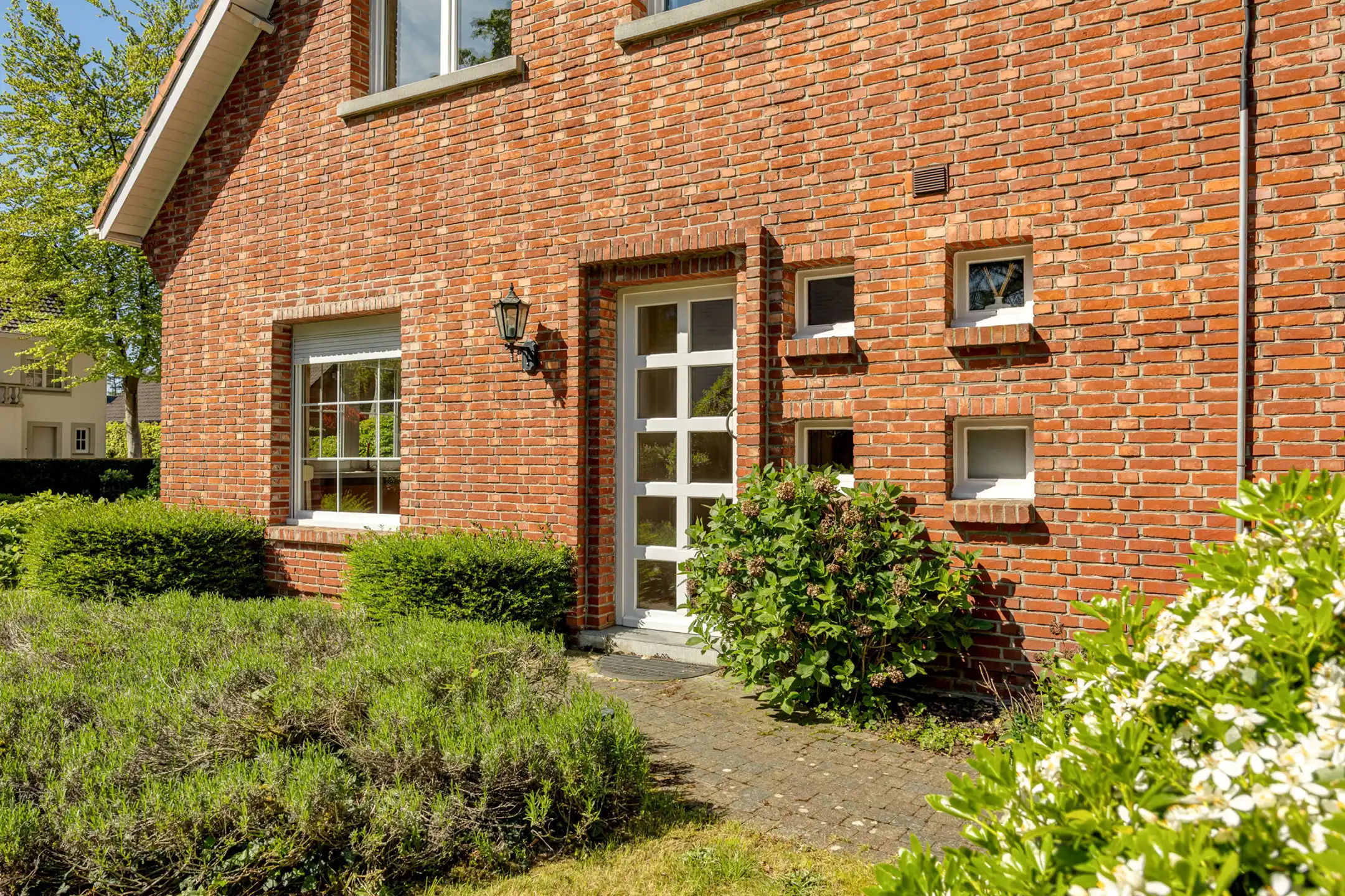 Charmante woning met 4 slpks op 742 m² met achteringang foto 2