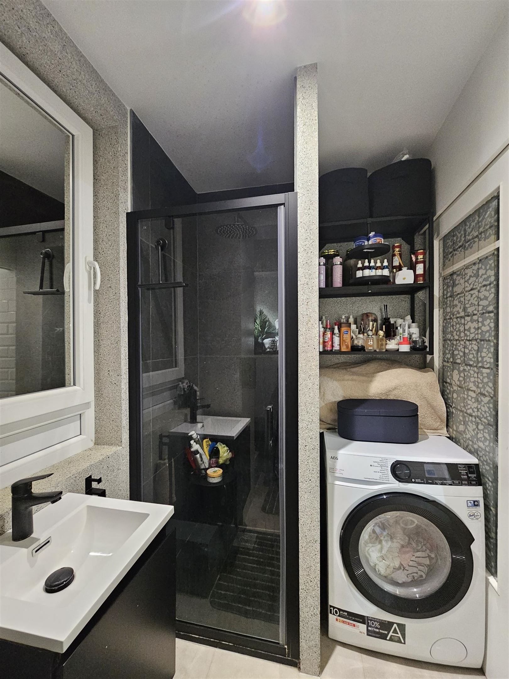 Modern ingericht appartement met 1 slaapkamer. foto 9