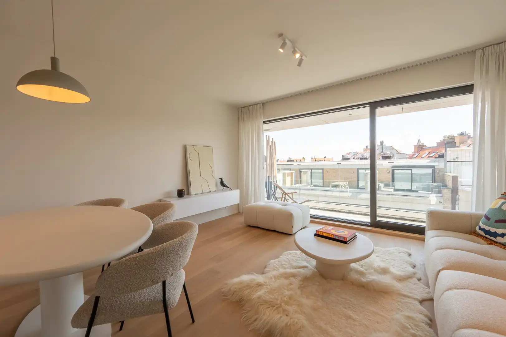 Volledig gerenoveerd appartement met zuidgericht terras heel centraal gelegen op de Kustlaan. foto 7