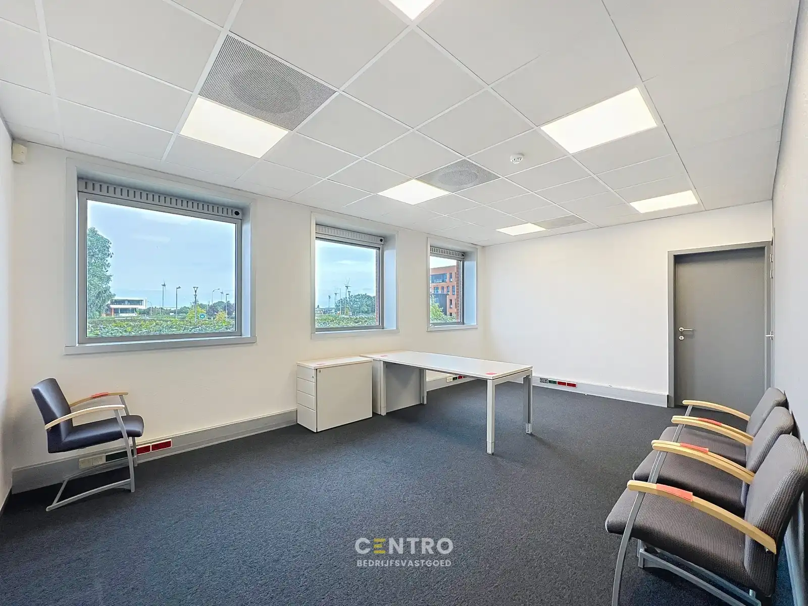 Instapklare KANTOORRUIMTE (± 700 m²) - ALL-IN formule (huur, verbruik, randaccomodatie, etc.) te IEPER. foto 10