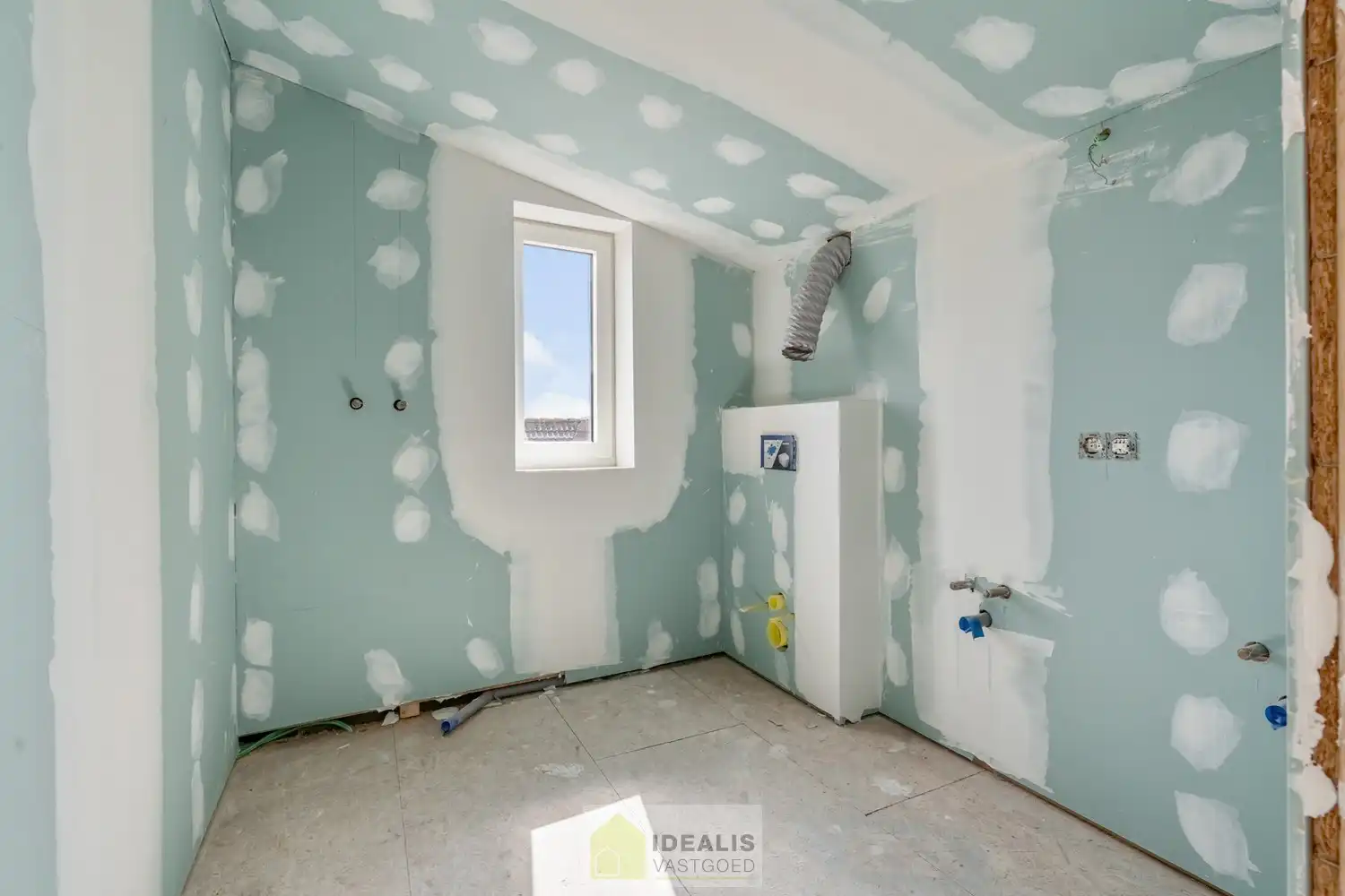 IDEALIS VASTGOED - PRACHTIGE CASCO+ PENTHOUSE MET EEN HEERLIJK LICHTRIJKE WOONKAMER MET OPEN KEUKEN EN AANSLUITEND ZEER RUIM TERRAS, 2 SLAAPKAMERS, BADKAMER, BERGPLAATS EN KELDERBERGING OP EEN GEGEERDE LOCATIE IN HET CENTRUM VAN PEER! Een aangename penthouse met een netto bewoonbare oppervlakte van +-102m² met veel lichtinval en grote glaspartijen en een ruim terras van maar liefst +- 22m², met apart kelderberging en fietsenstalling op een gegeerde locatie! Deze casco+ penthouse biedt op de 2de  verdieping een heerlijk ruime woonkamer met open keuken, een ruime inkom, een toilet, een bergplaats en toegang tot het ruim terras. Op de 3de  verdieping beschikt het penthouse over 2 slaapkamers en een badkamer. Een penthouse met vele troeven dus, nl. casco+ en nog volledig naar eigen smaak af te werken, een fijne locatie, veel lichtinval en ruime glaspartijen, zeer ruime leefruimte met open keuken, 2 slaapkamers, laag energieverbruik,… foto 19