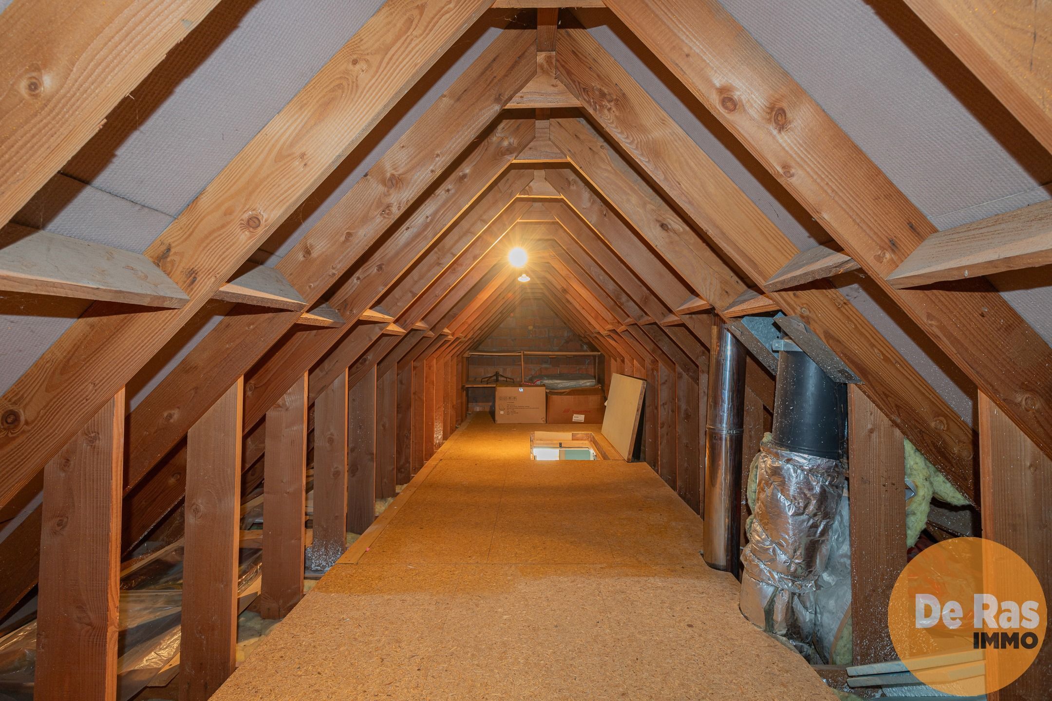 HILLEGEM - Villa in een rustige straat nabij invalswegen foto 20