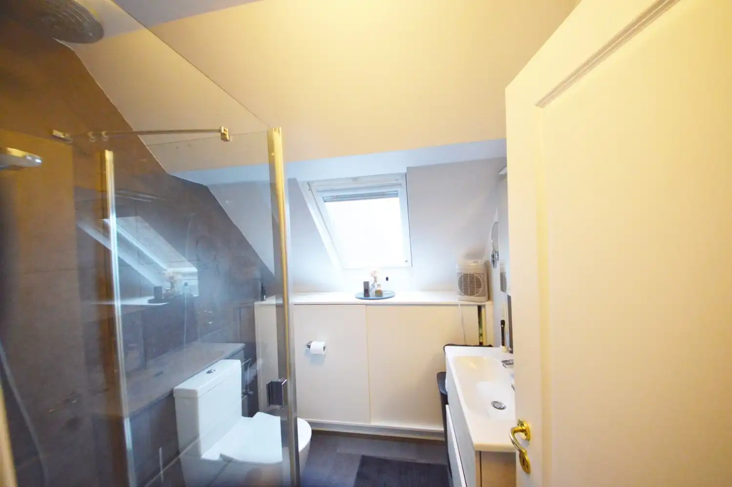 INSTAPKLARE WONING MET GARAGE EN 2 SLAAPKAMERS foto 15