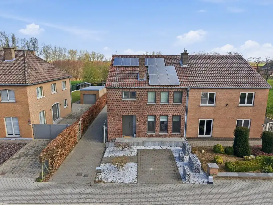 Instapklare gezinswoning met 3 slaapkamers en ruime tuin en garage in Tongeren foto {{pictureIndex}}
