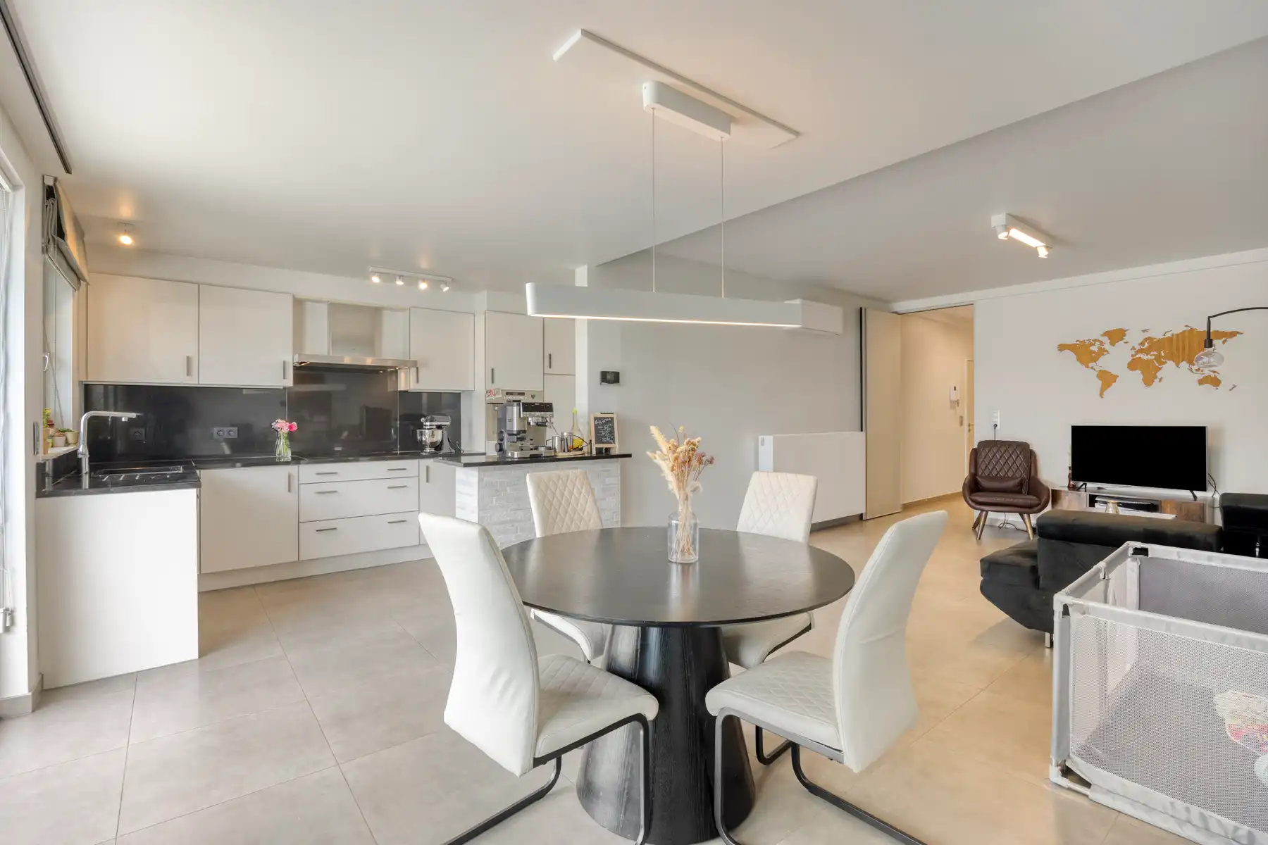 Modern en energiezuinig gelijkvloers appartement vlabij centrum foto 9