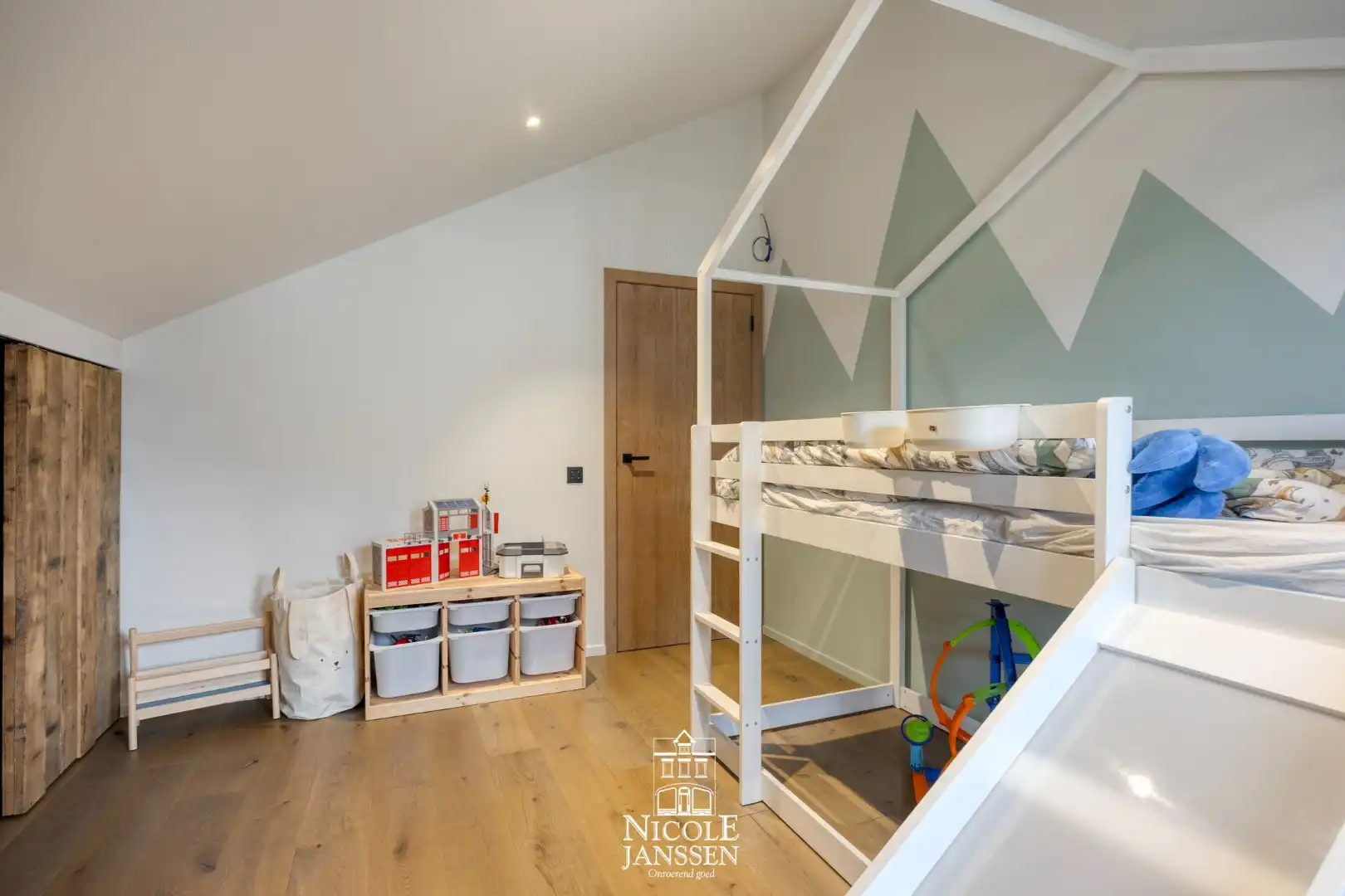 Ruime gezinswoning foto 24