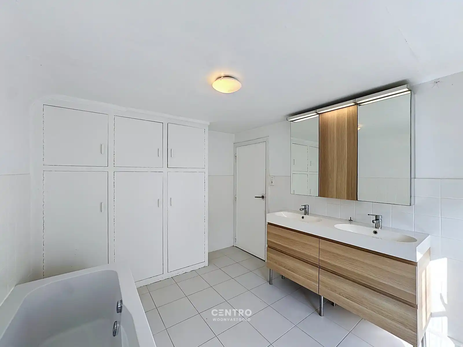 Instapklare woning met 4/5 slpks en RUIME polyvalente ruimte/magazijn (circa 700m²)! foto 11