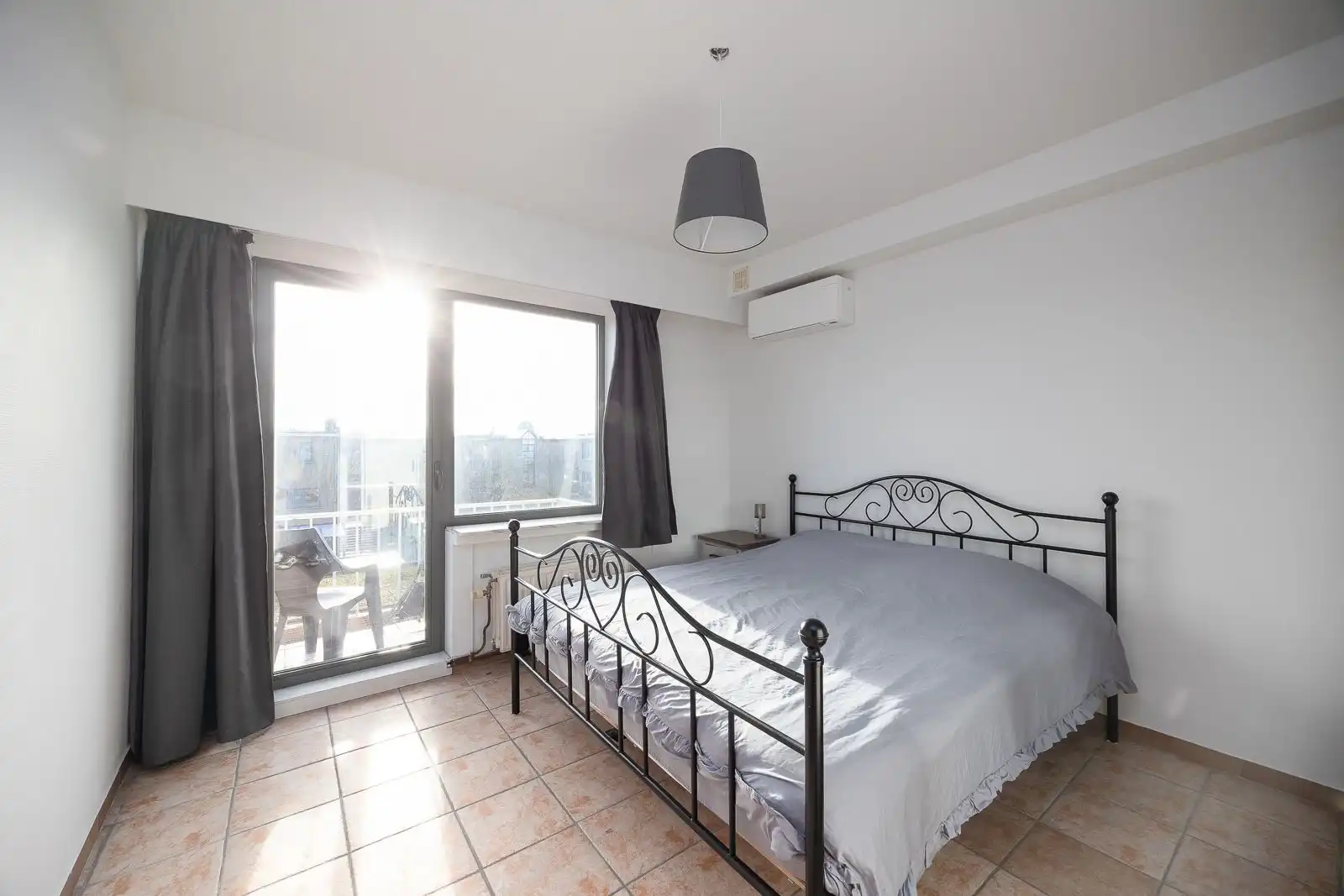 Ruim en licht 2-slaapkamerappartement met garage in Hoevenen! foto 10