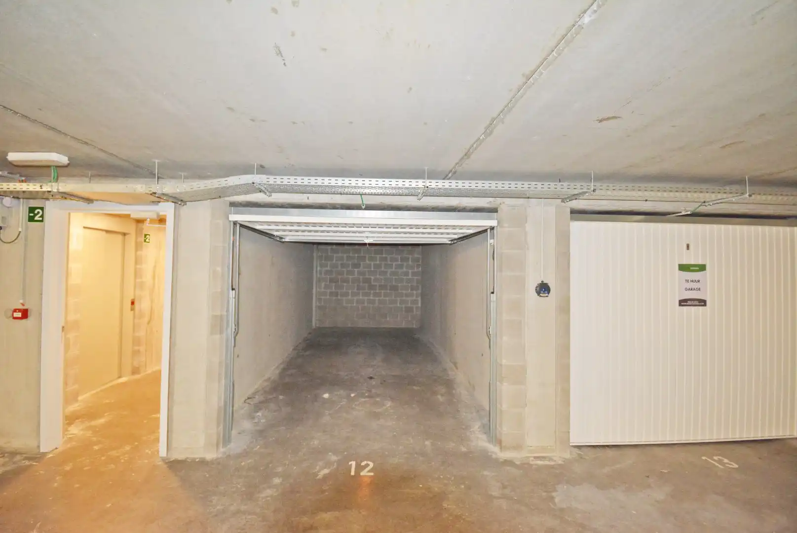 Centraal gelegen ruime garagebox te huur vlakbij de Lippenslaan foto 4