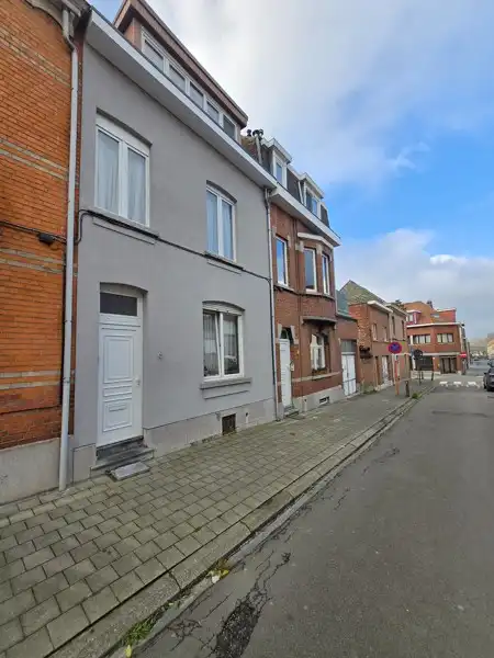 Ruime woning met tuin dichtbij het centrum van Machelen foto {{pictureIndex}}