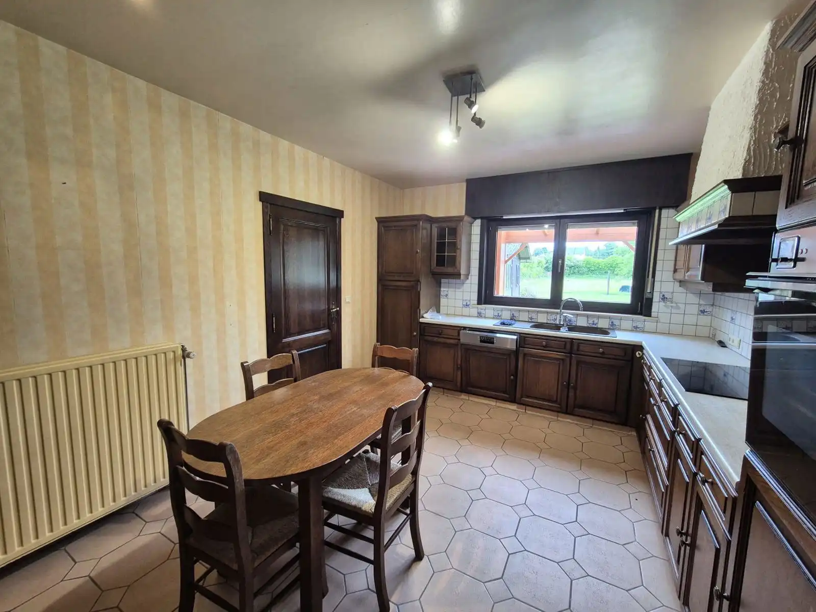 Open bebouwing met 3 slaapkamers, tuin en garage foto 6