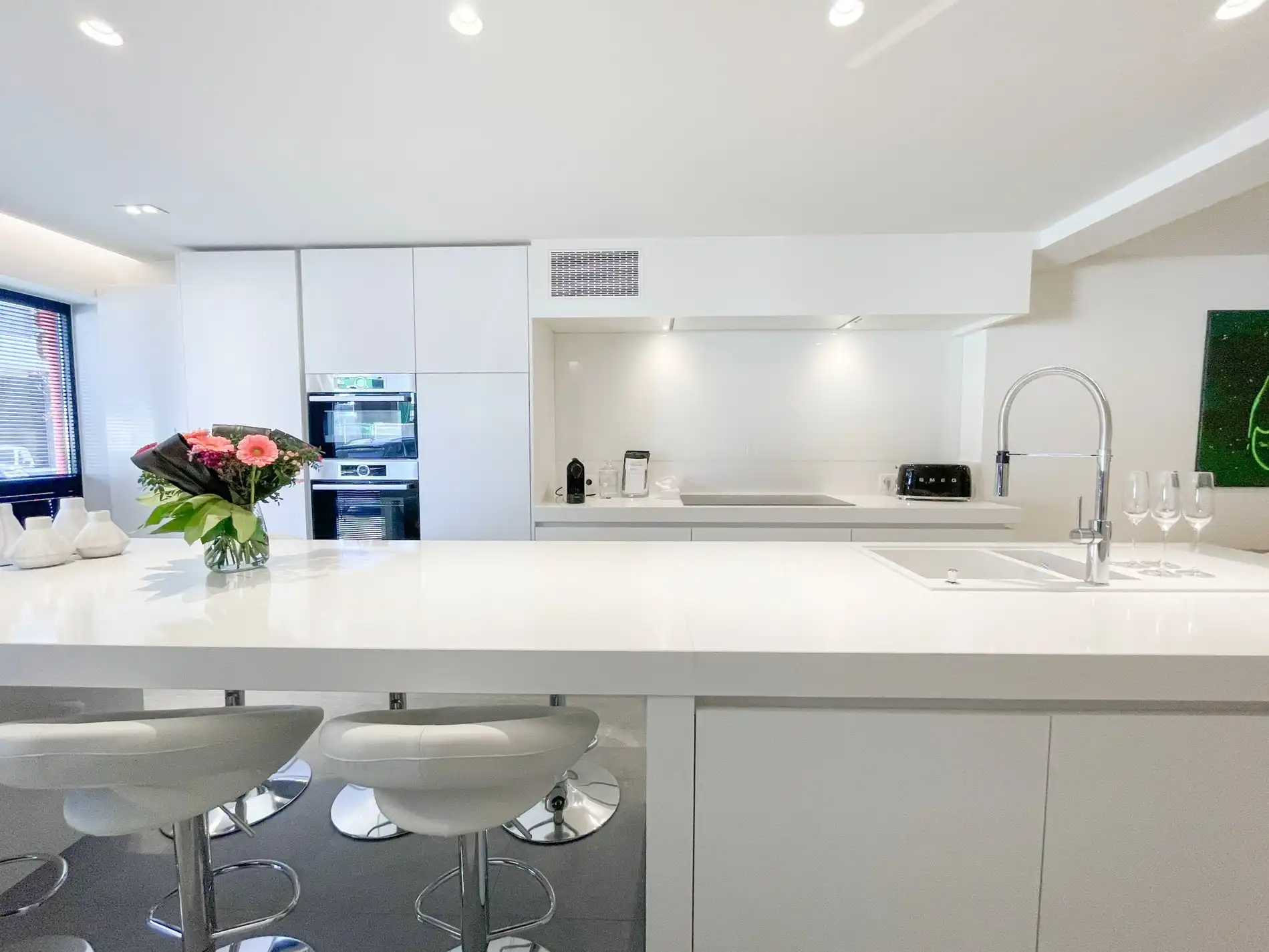 Stijlvol, instapklaar appartement met een ruim terras gelegen aan het Lichttorenplein op enkele passen van de zee. foto 3