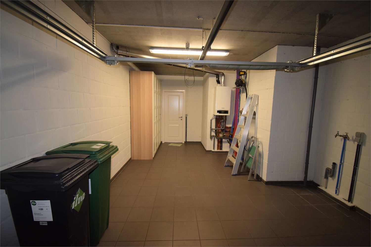 Halfopen bebouwing met drie slaapkamers, garage en tuin foto 17