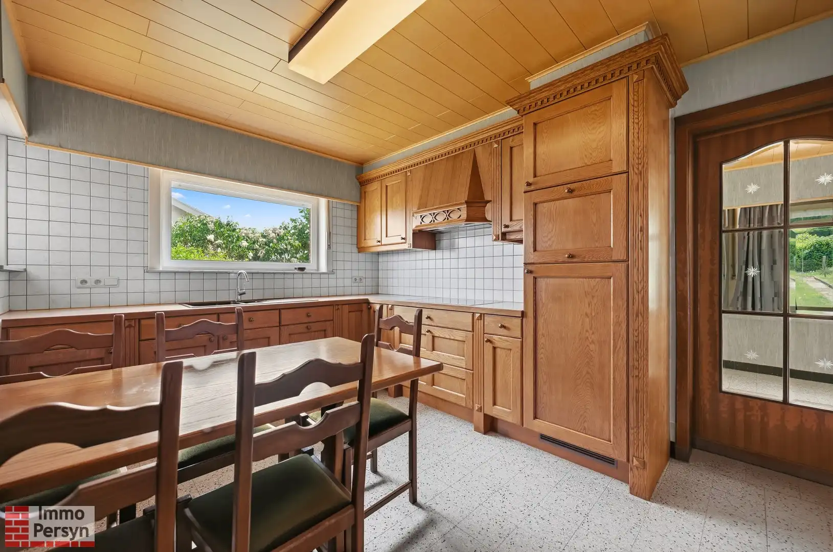 Karaktervolle renovatiewoning met achteruitweg te Messelbroek foto 6