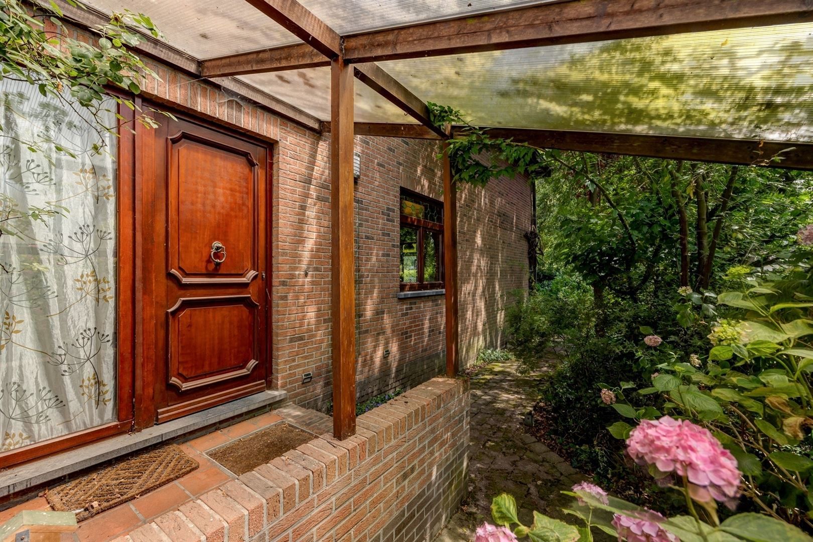 Karaktervolle half open villa met grote tuin 1.189m² in een rustige straat. foto 4