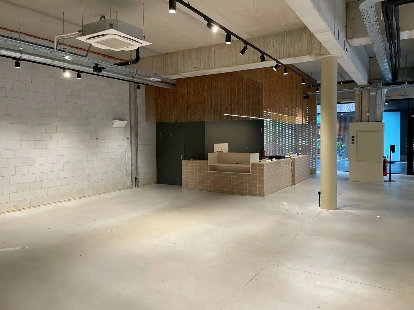 Handelsruimte of kantoorruimte te huur foto 14