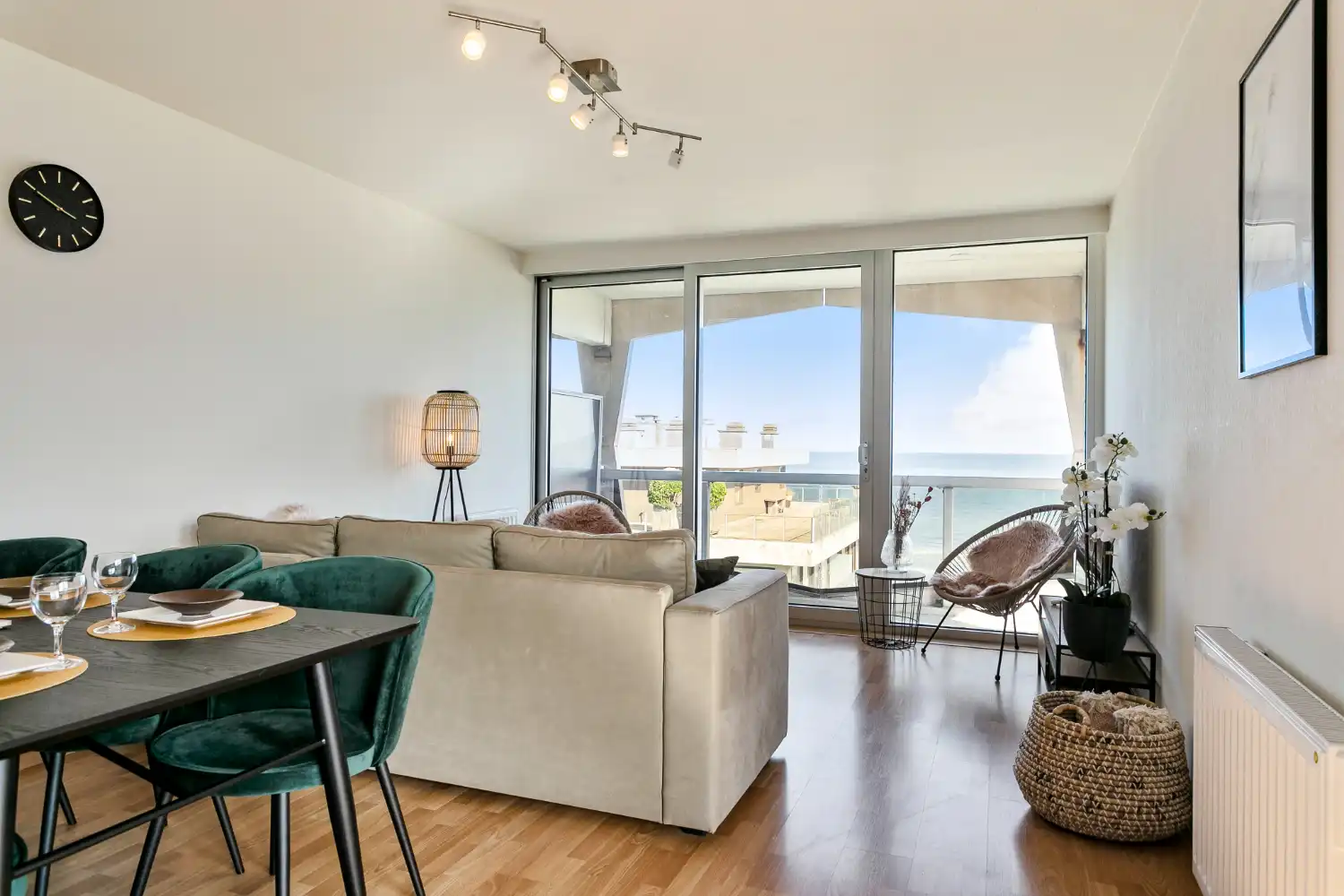 Prachtig ruim 3-slaapkamer hoekappartement met panoramisch zeezicht foto 2