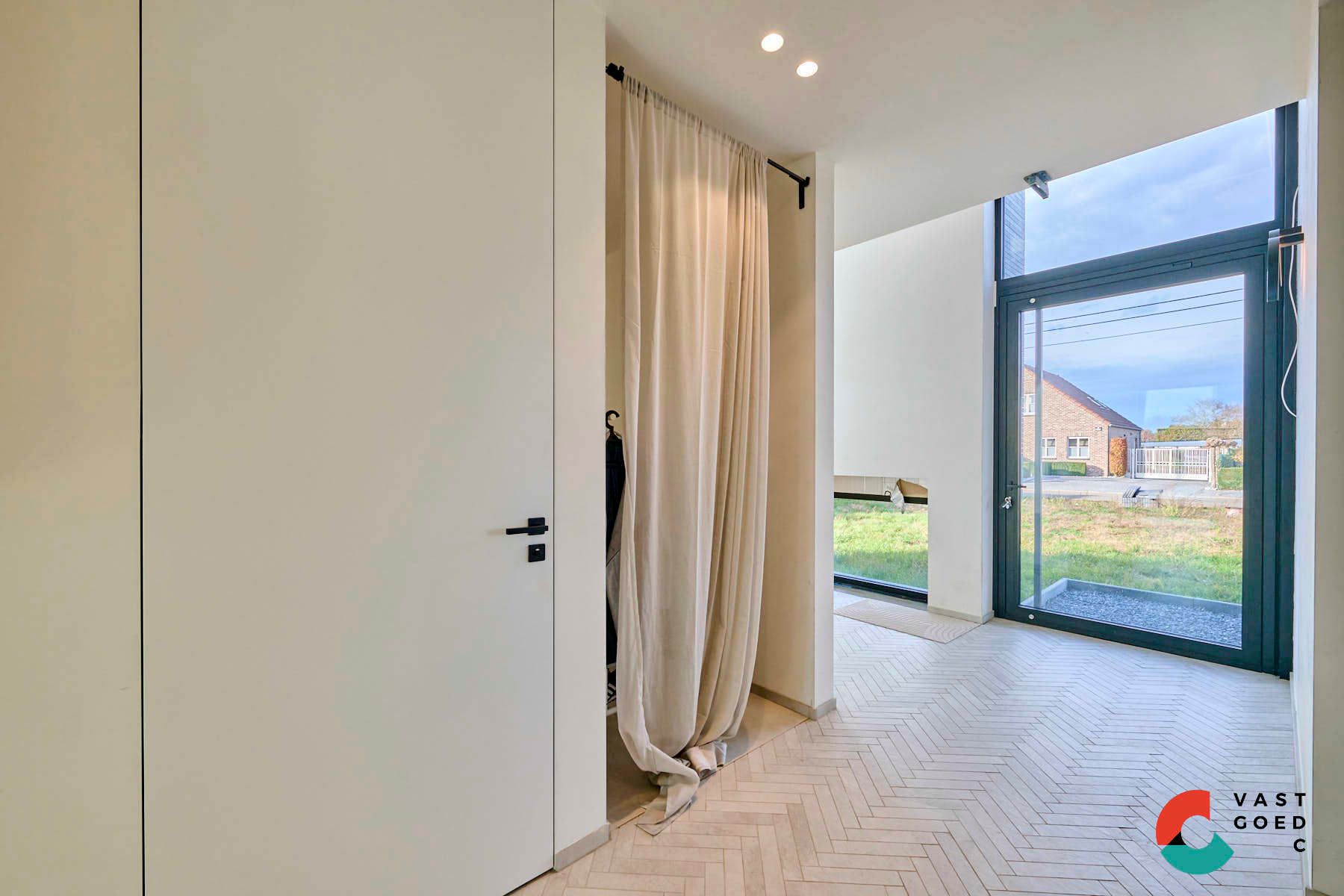 Moderne villa met zwembad op een knap perceel van 16 are. foto 6