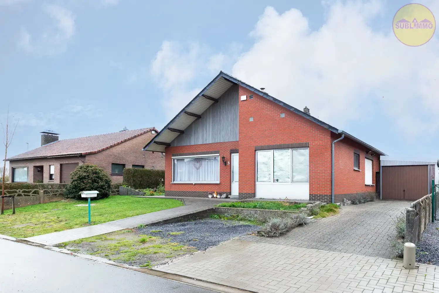 Ruime gelijkvloerse woning met 4 slaapkamers op een perceel van 554m². foto 2