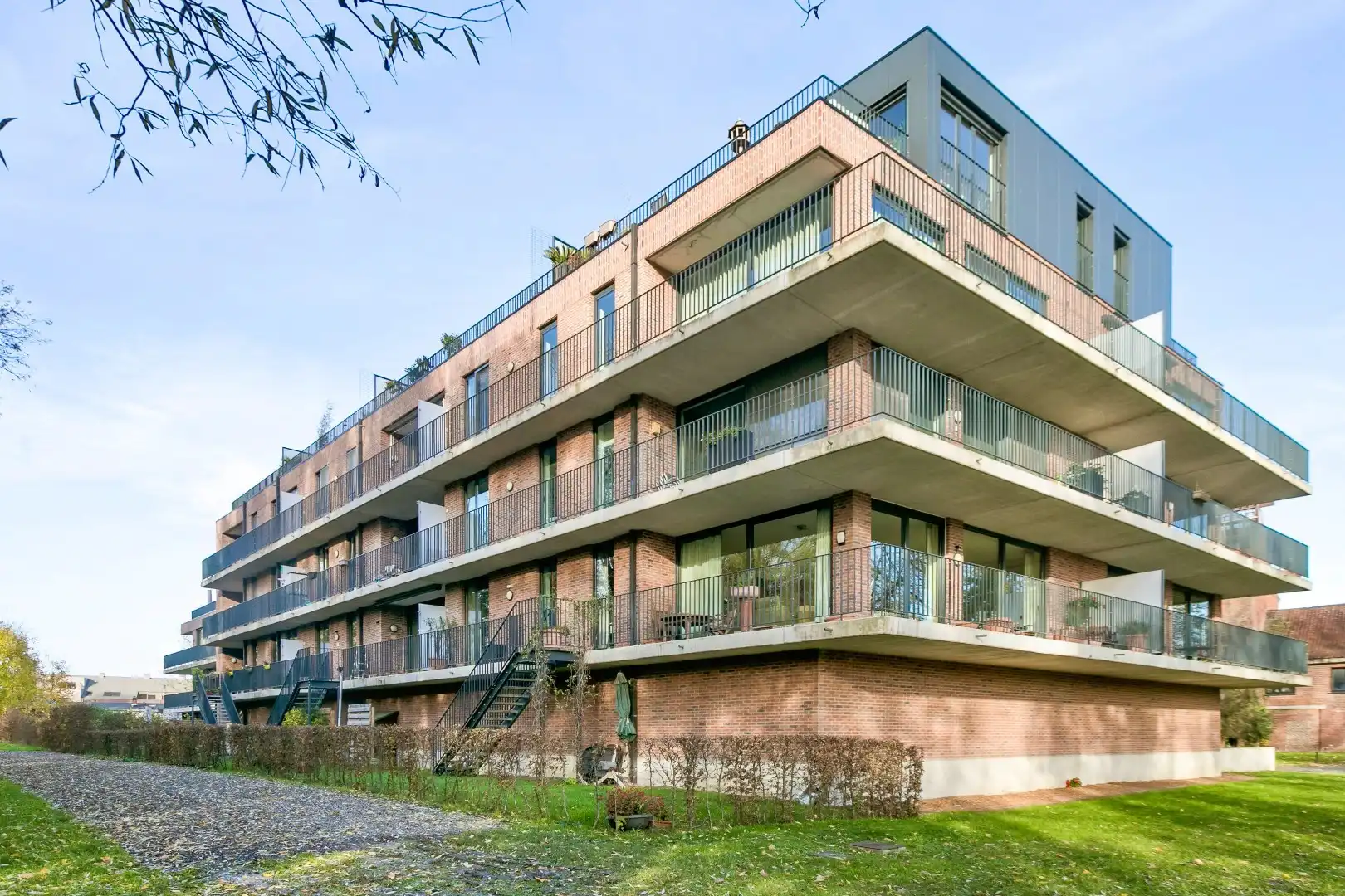 Recent 2 slpk app met tuin en balkon te Sint-Pieters-Leeuw foto {{pictureIndex}}