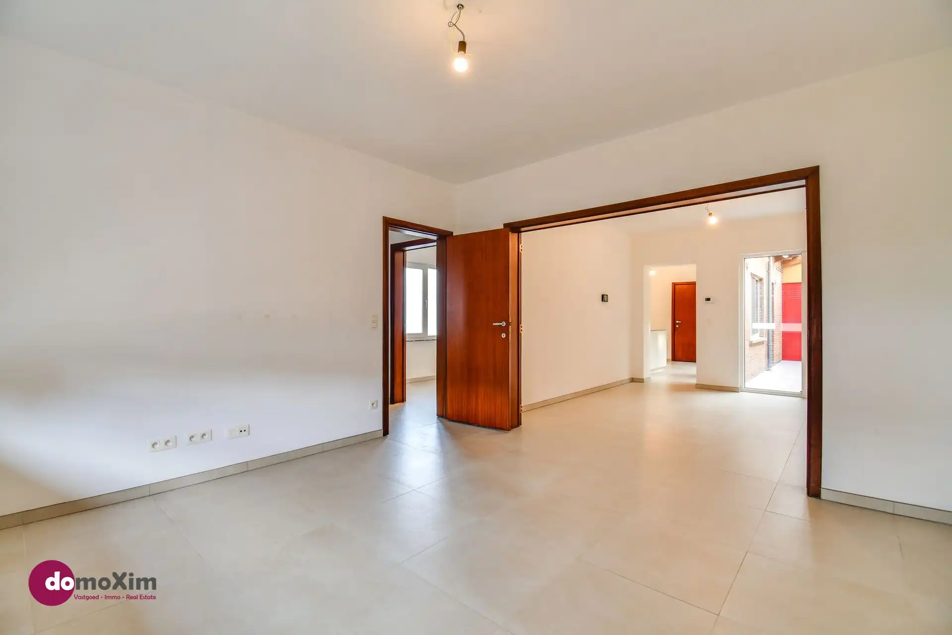 Gerenoveerde woning met loods, stallen en serre op een terrein van 32 are foto 3