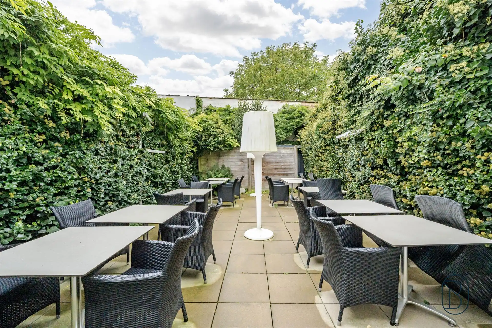 Mooi ingerichte horecazaak met terras en 2 woonsten! foto 2