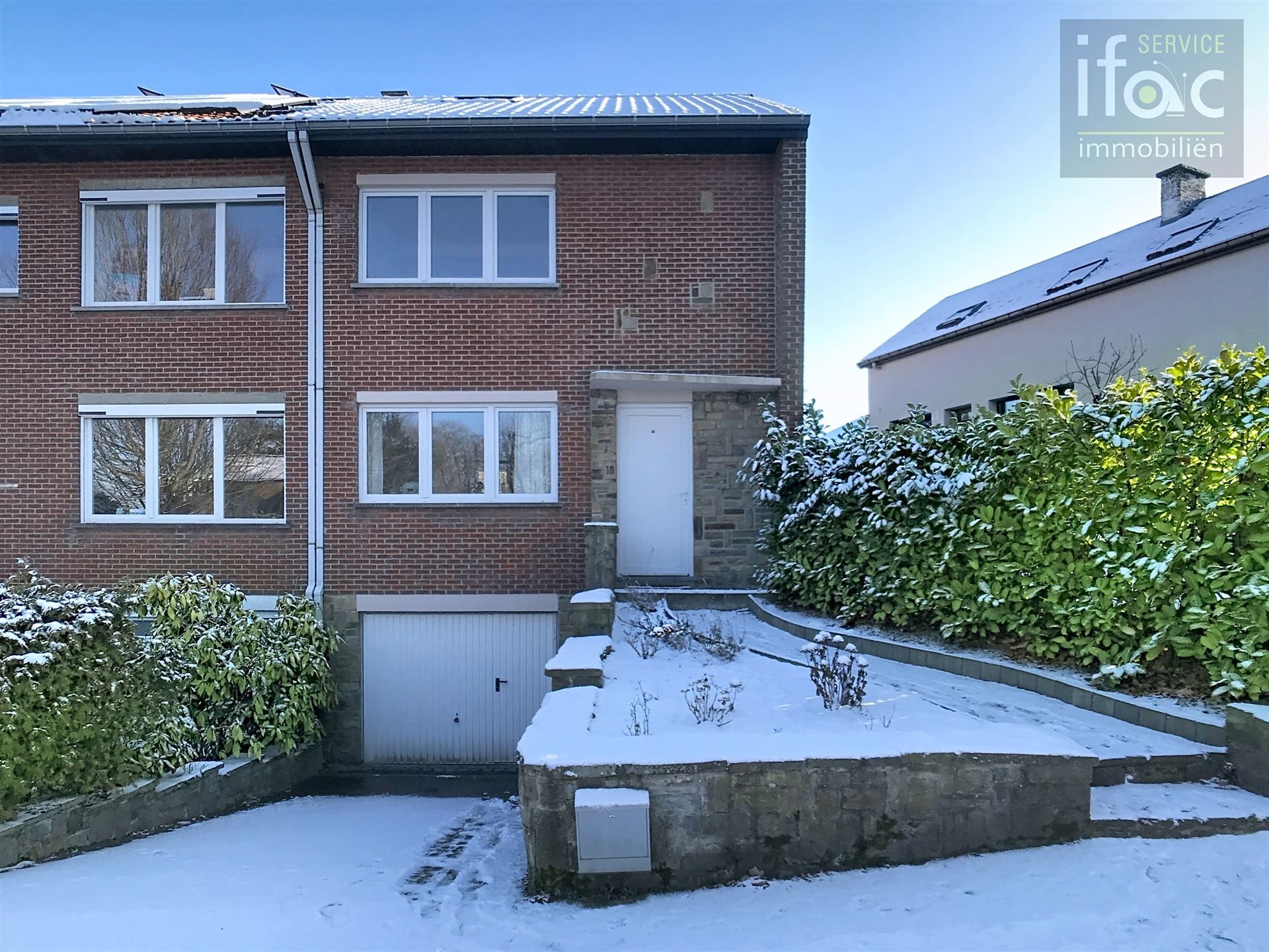 Mooi gerenoveerde woning met 4 slaapkamers en 2 badkamers. foto {{pictureIndex}}