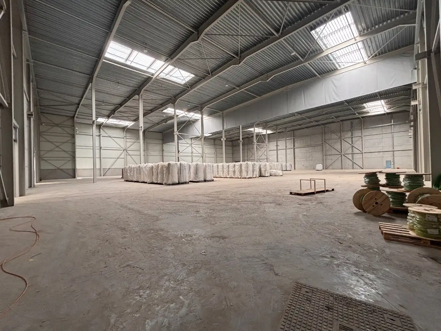 Logistieke bedrijfshal - 4069 m² - met mogelijkheid tot 1200 m² kantoren. Superligging! foto 5