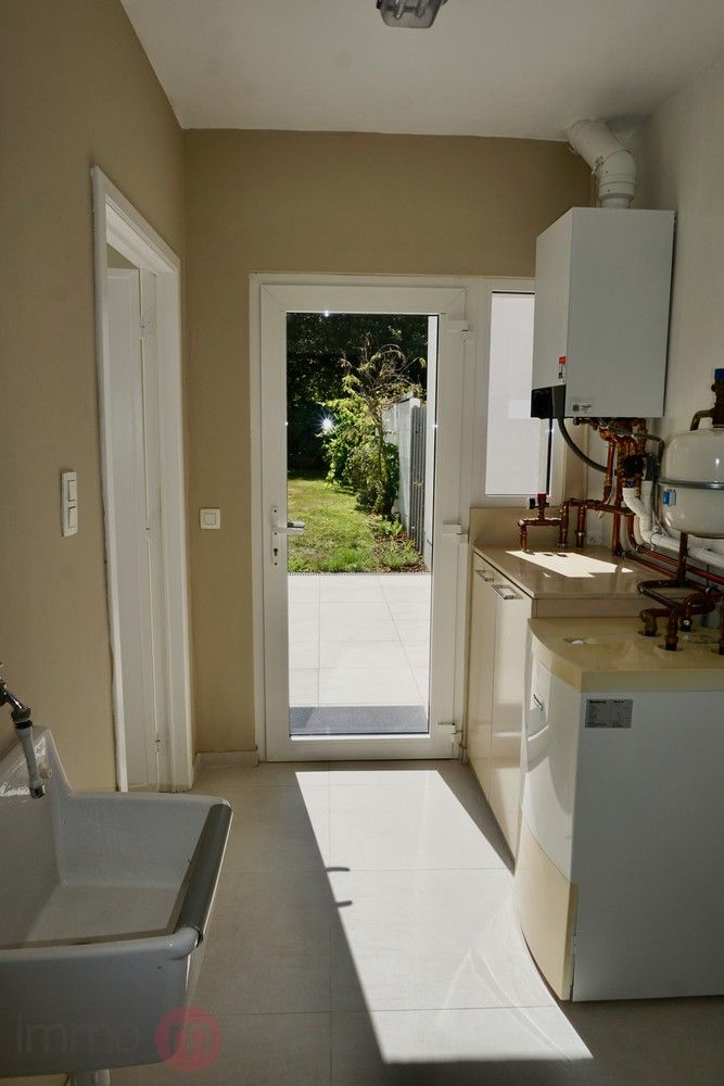 Ruime halfopen ééngezinswoning met 5 slaapkamers en een grote tuin. foto 11
