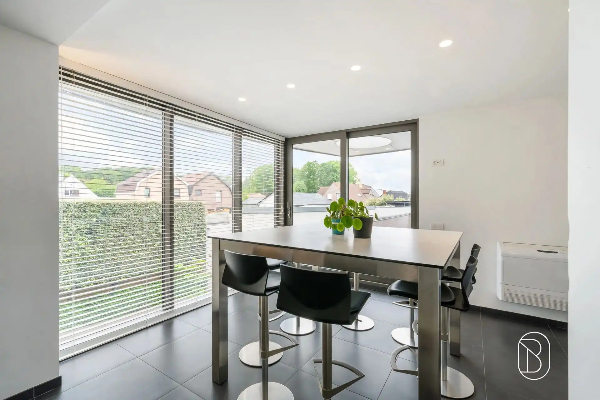 Commercieel gelegen kantoor/praktijk + woonst met atelier foto 23